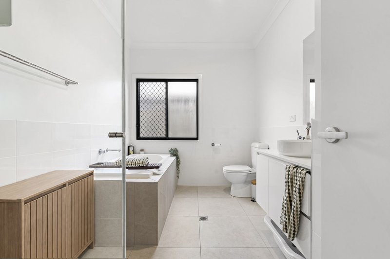 Photo - 27 Brookview Place, Bahrs Scrub QLD 4207 - Image 12