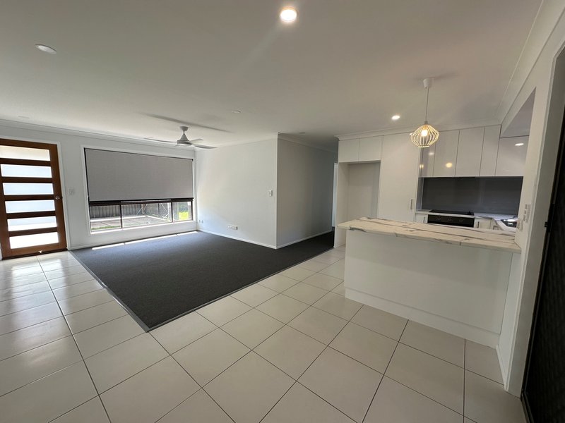 Photo - 2/7 Burwood Court, Labrador QLD 4215 - Image 2