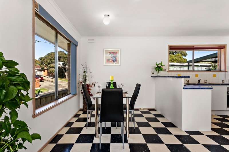 Photo - 27 Casey Drive, Lalor VIC 3075 - Image 5