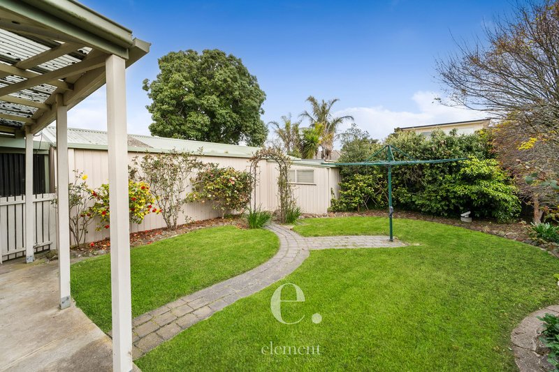 Photo - 27 Castleton Road, Herne Hill VIC 3218 - Image 9