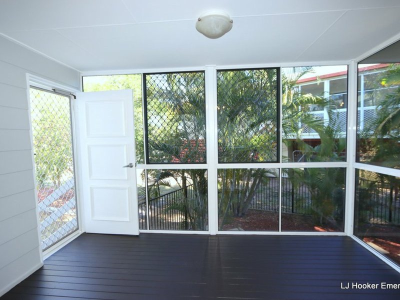 Photo - 27 Colleen Av , Emerald QLD 4720 - Image 4