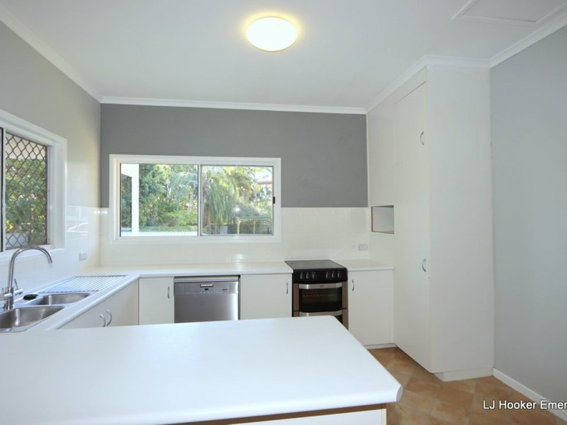 Photo - 27 Colleen Av , Emerald QLD 4720 - Image 7