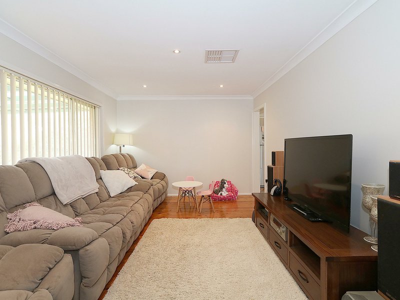 Photo - 27 Cooinbil Crescent, Kooringal NSW 2650 - Image 2