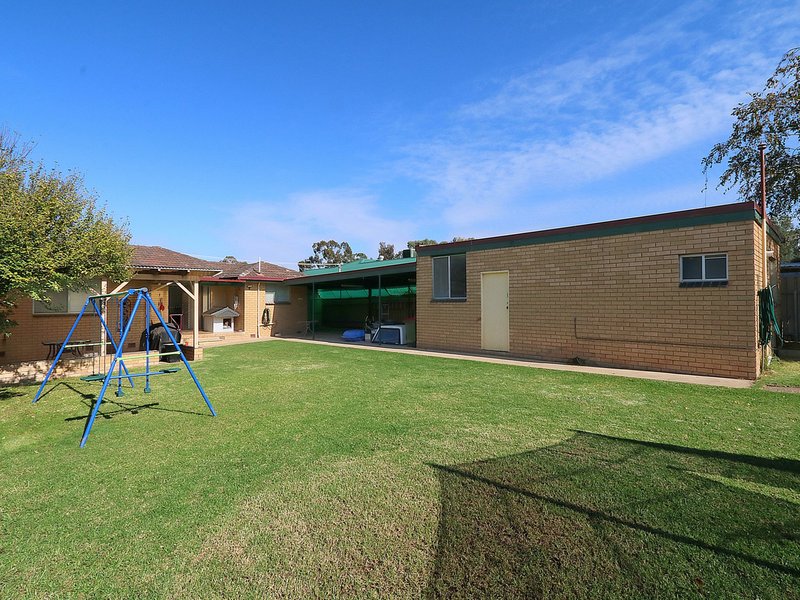 Photo - 27 Cooinbil Crescent, Kooringal NSW 2650 - Image 10