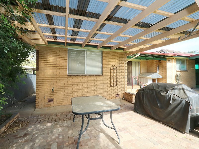 Photo - 27 Cooinbil Crescent, Kooringal NSW 2650 - Image 12