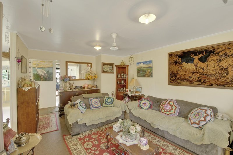 Photo - 27 Cook Crescent, Dysart QLD 4745 - Image 2