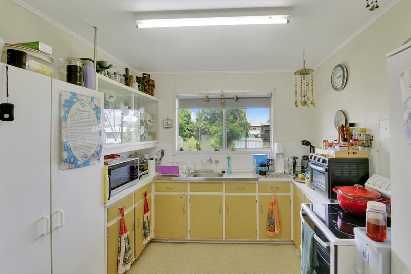 Photo - 27 Cook Crescent, Dysart QLD 4745 - Image 5