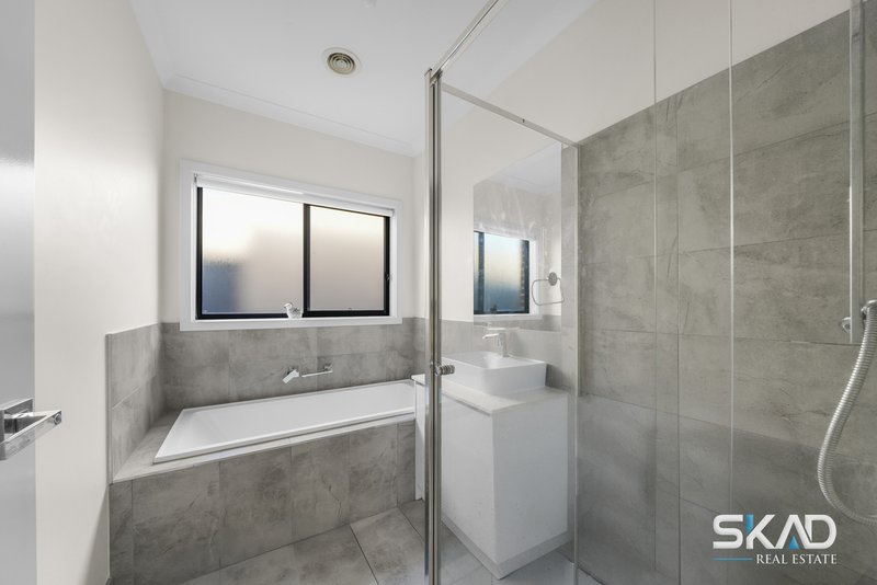 Photo - 27 Coolamon Drive, Craigieburn VIC 3064 - Image 8