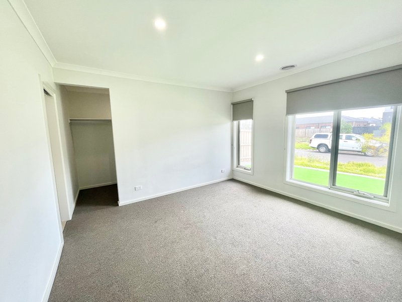 Photo - 27 Dalglish Street, Deanside VIC 3336 - Image 4