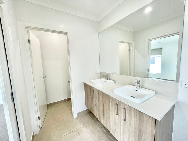 Photo - 27 Dalglish Street, Deanside VIC 3336 - Image 7