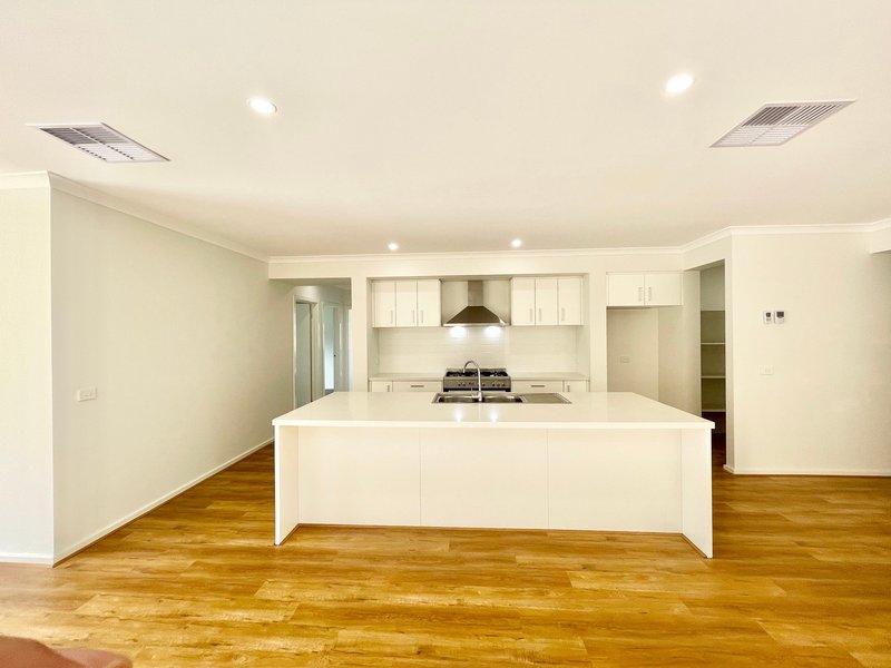 Photo - 27 Dalglish Street, Deanside VIC 3336 - Image 10