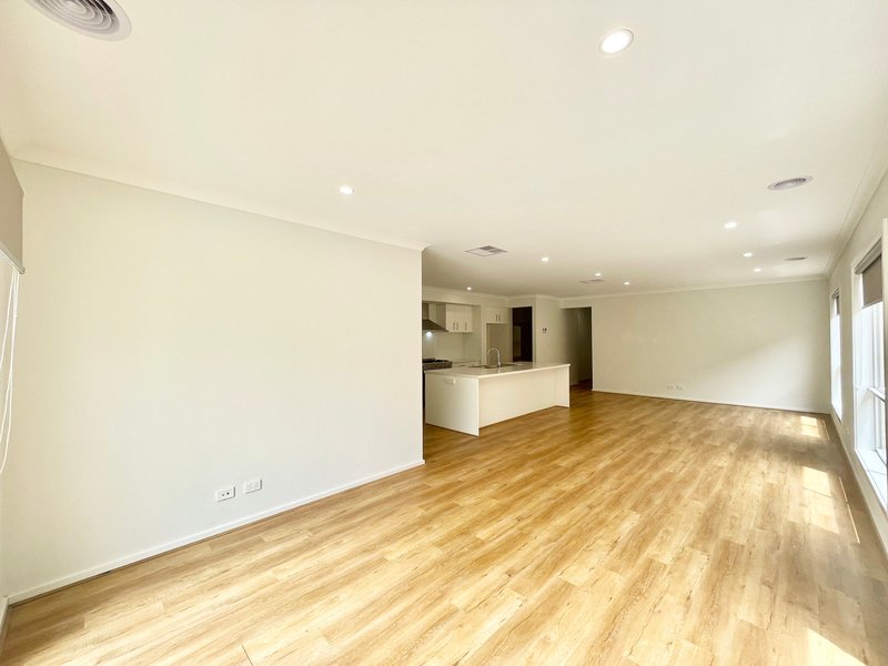 Photo - 27 Dalglish Street, Deanside VIC 3336 - Image 15