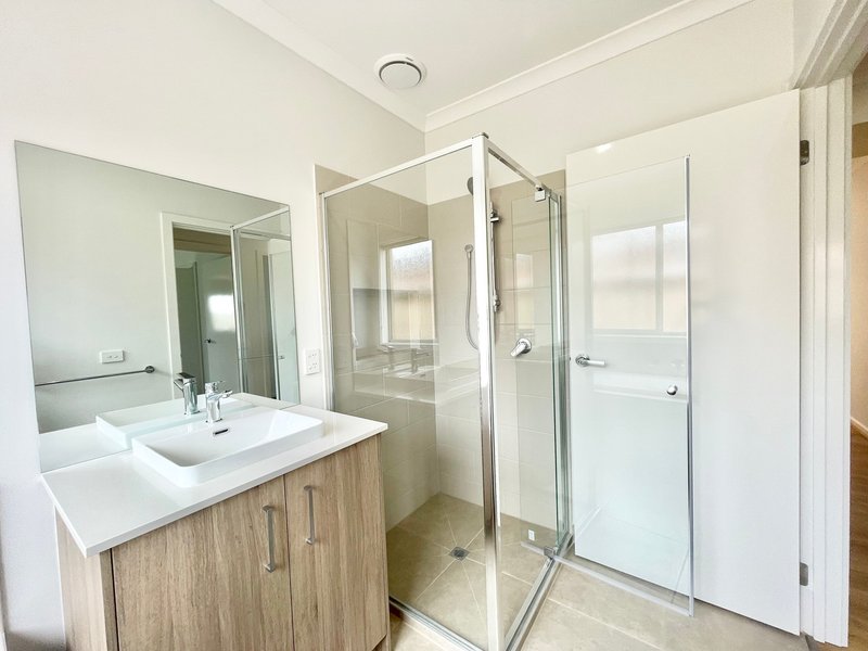Photo - 27 Dalglish Street, Deanside VIC 3336 - Image 18