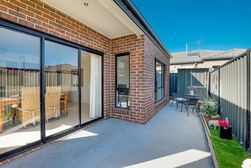 Photo - 27 Dempster Drive, Craigieburn VIC 3064 - Image 11