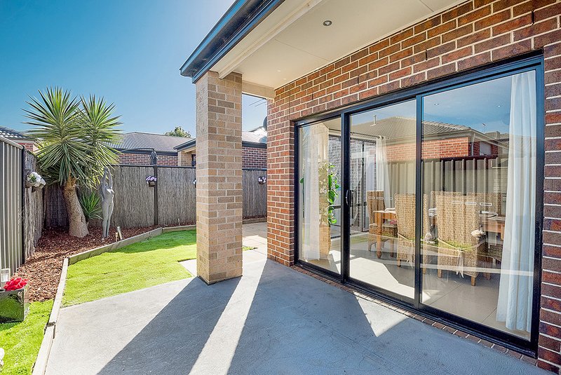 Photo - 27 Dempster Drive, Craigieburn VIC 3064 - Image 12