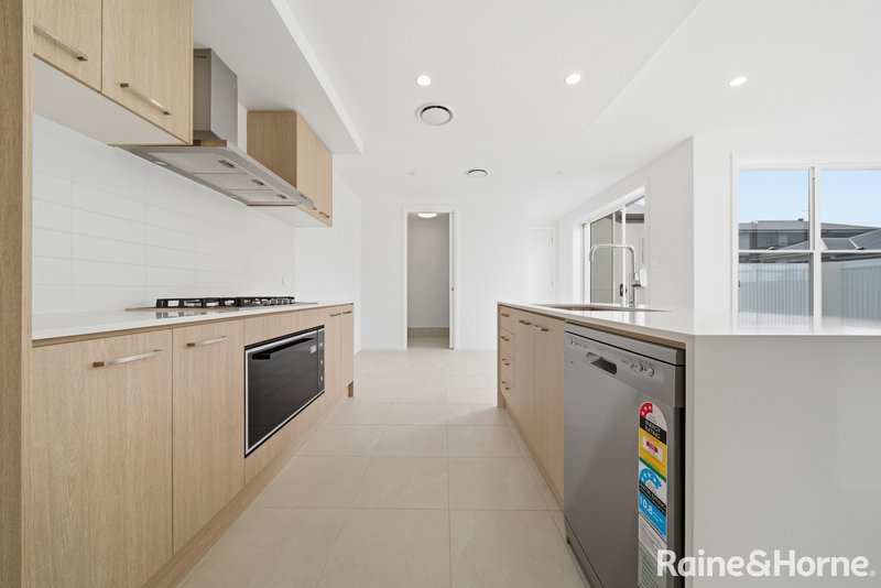 Photo - 27 Derham Rise, Catherine Field NSW 2557 - Image 9