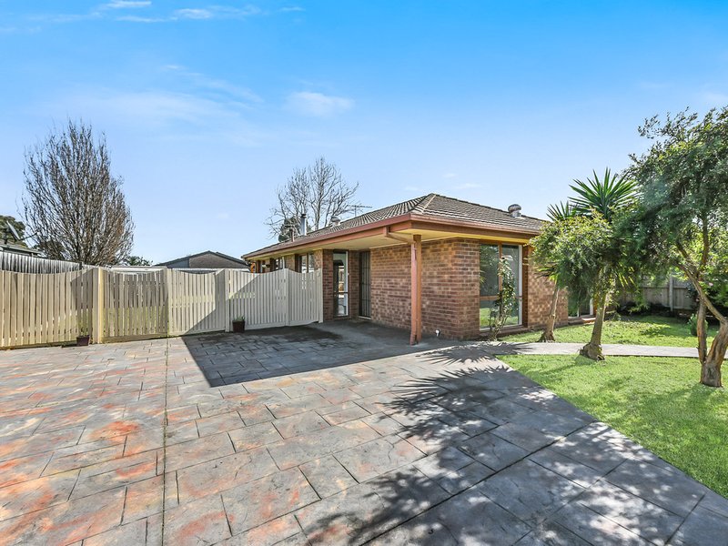 Photo - 27 Earnshaw Drive, Carrum Downs VIC 3201 - Image 2