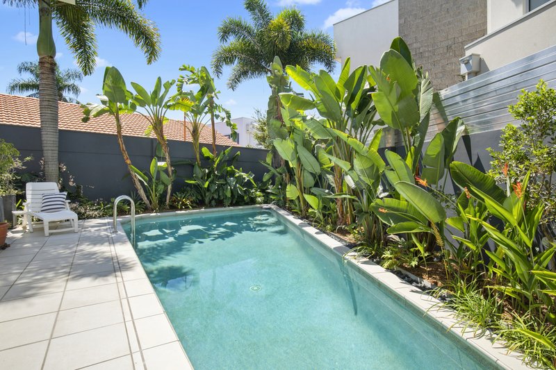 Photo - 2/7 Esther Place, Surfers Paradise QLD 4217 - Image 4