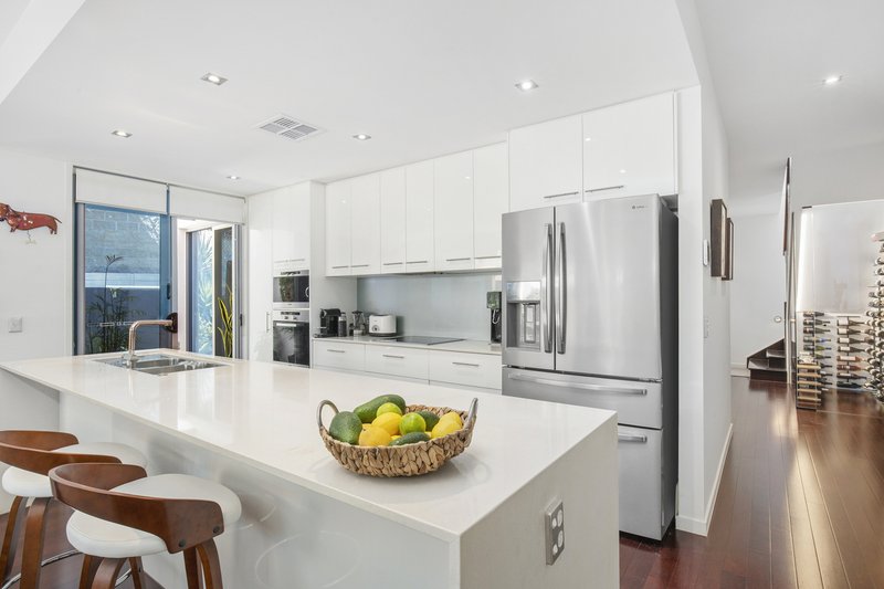 Photo - 2/7 Esther Place, Surfers Paradise QLD 4217 - Image 9