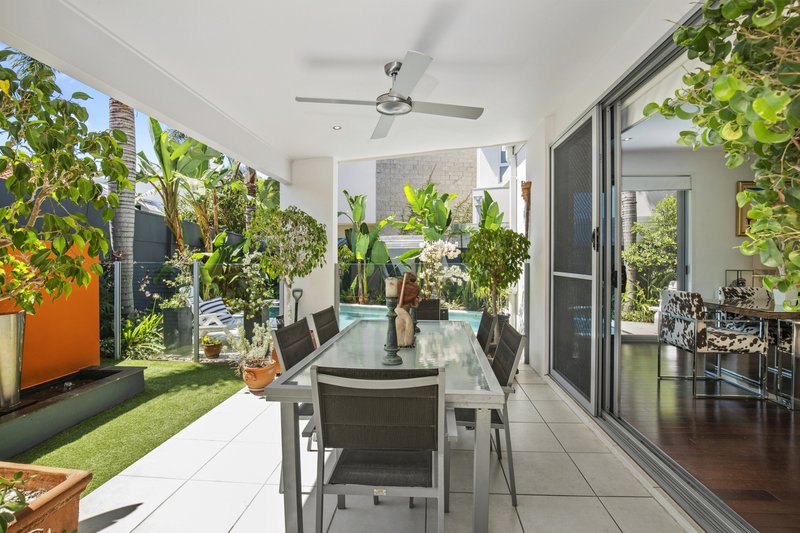 Photo - 2/7 Esther Place, Surfers Paradise QLD 4217 - Image 16