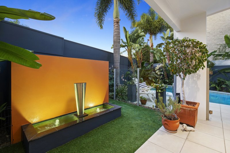 Photo - 2/7 Esther Place, Surfers Paradise QLD 4217 - Image 17