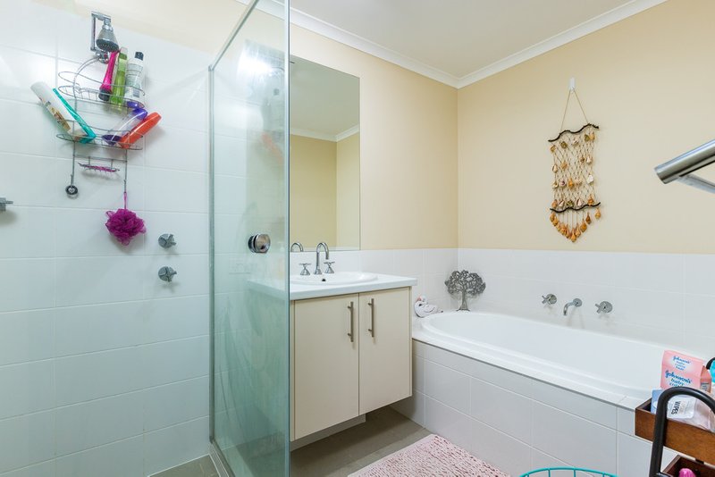 Photo - 27 Finch Crescent, Aberglasslyn NSW 2320 - Image 7