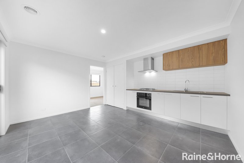 Photo - 27 Flag Boulevard, Tarneit VIC 3029 - Image 4