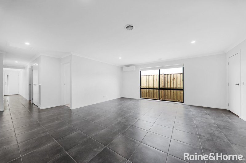 Photo - 27 Flag Boulevard, Tarneit VIC 3029 - Image 5