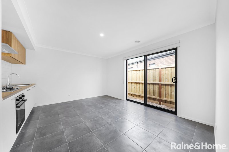 Photo - 27 Flag Boulevard, Tarneit VIC 3029 - Image 7