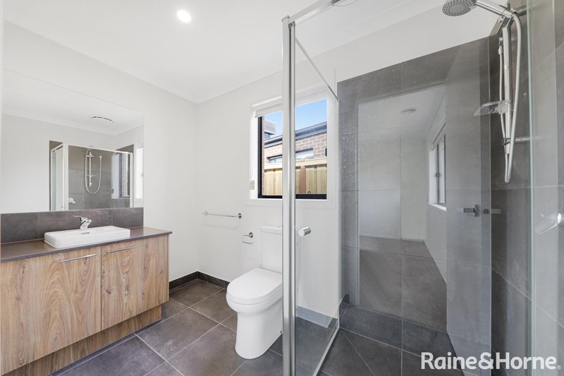 Photo - 27 Flag Boulevard, Tarneit VIC 3029 - Image 8