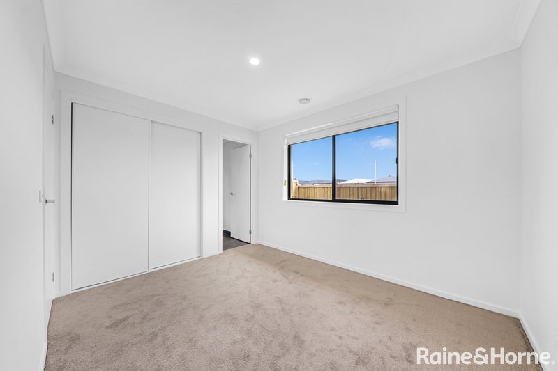 Photo - 27 Flag Boulevard, Tarneit VIC 3029 - Image 9