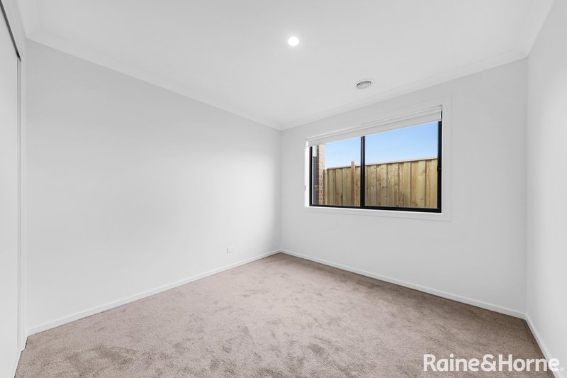 Photo - 27 Flag Boulevard, Tarneit VIC 3029 - Image 10