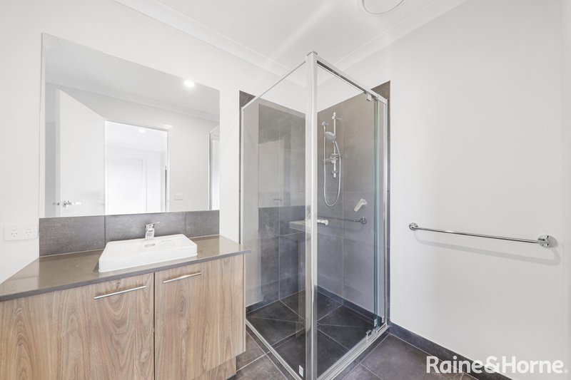 Photo - 27 Flag Boulevard, Tarneit VIC 3029 - Image 11