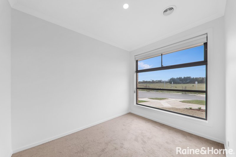 Photo - 27 Flag Boulevard, Tarneit VIC 3029 - Image 12