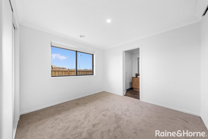 Photo - 27 Flag Boulevard, Tarneit VIC 3029 - Image 13