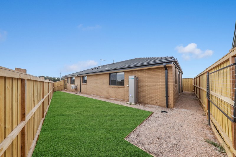 Photo - 27 Flag Boulevard, Tarneit VIC 3029 - Image 17