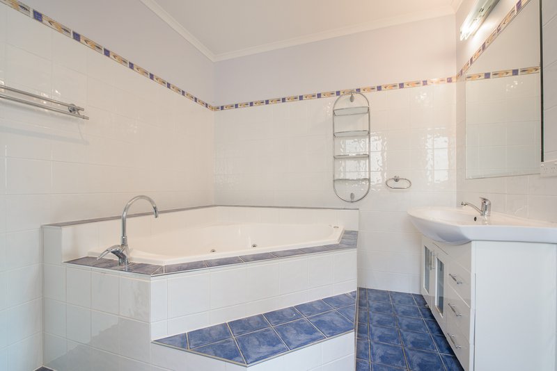 Photo - 27 Flounder Crescent, Toolooa QLD 4680 - Image 9