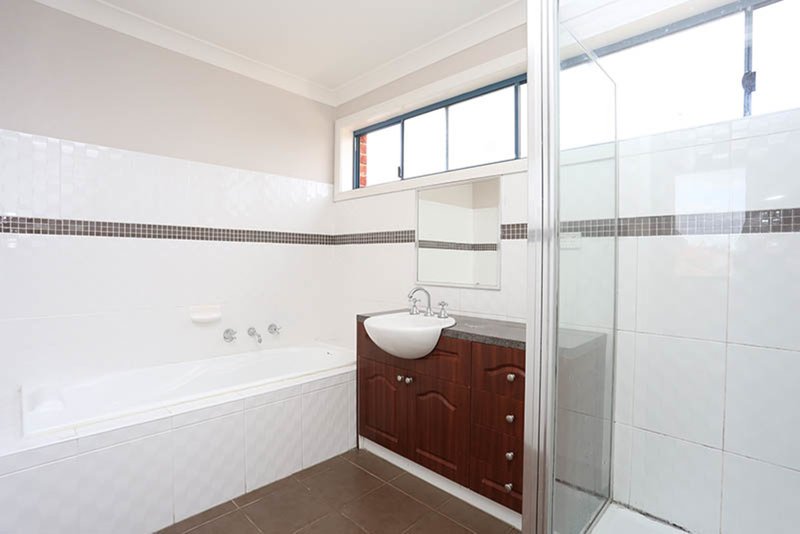 Photo - 27 Flowerdale Crescent, Roxburgh Park VIC 3064 - Image 8