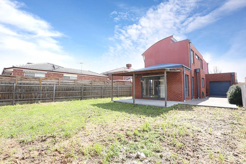 Photo - 27 Flowerdale Crescent, Roxburgh Park VIC 3064 - Image 9