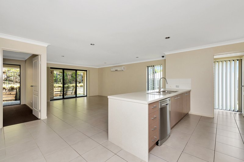 Photo - 27 Fortescue Street, Pacific Pines QLD 4211 - Image 3