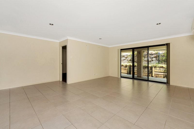 Photo - 27 Fortescue Street, Pacific Pines QLD 4211 - Image 4