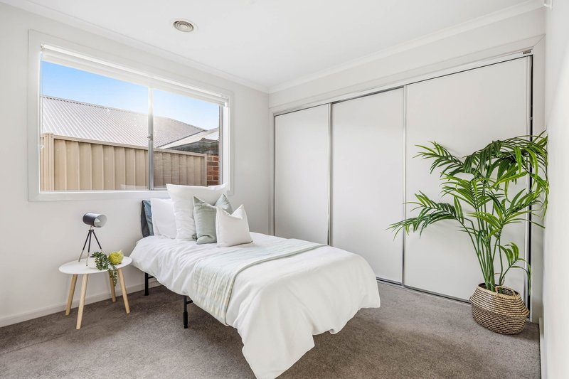 Photo - 27 Fraser Street, Mount Pleasant VIC 3350 - Image 3