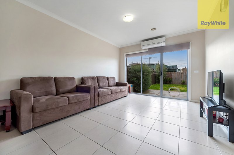 Photo - 27 Furlong Street, Craigieburn VIC 3064 - Image 4