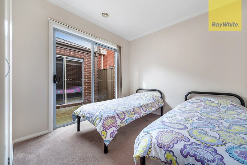 Photo - 27 Furlong Street, Craigieburn VIC 3064 - Image 6