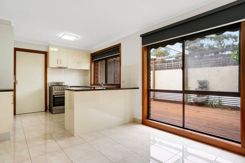 Photo - 27 Gabrielle Close, Werribee VIC 3030 - Image 5