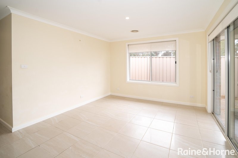 Photo - 27 Gasnier Loop, Boorooma NSW 2650 - Image 4