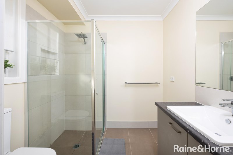 Photo - 27 Gasnier Loop, Boorooma NSW 2650 - Image 6