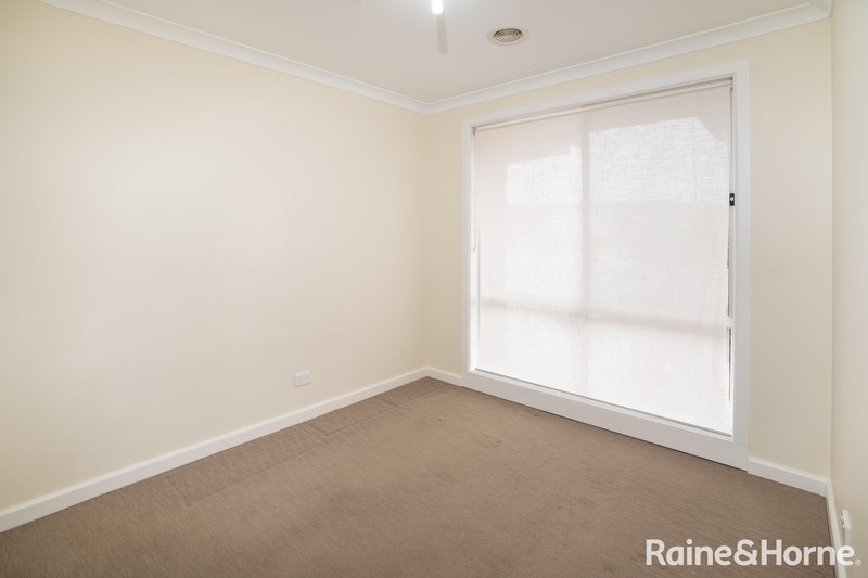 Photo - 27 Gasnier Loop, Boorooma NSW 2650 - Image 7