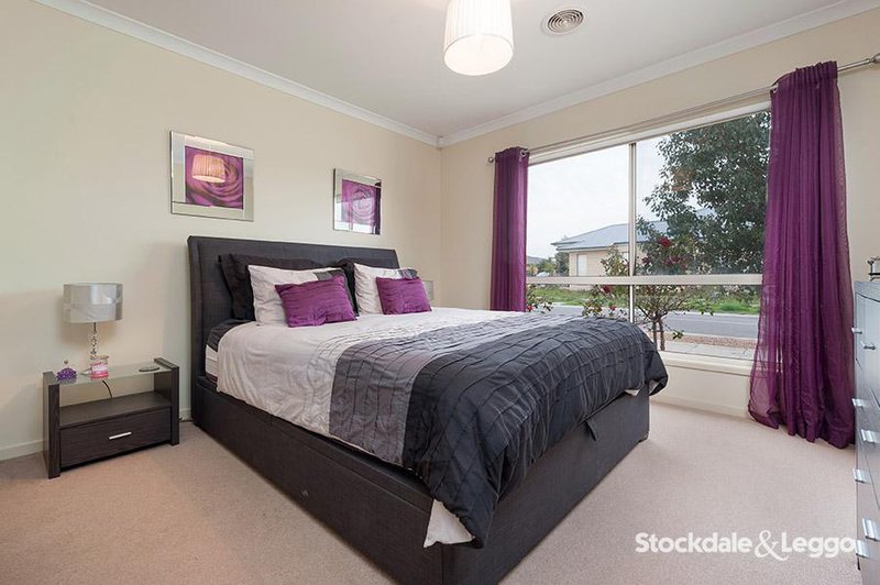 Photo - 27 Gateshead Street, Craigieburn VIC 3064 - Image 2