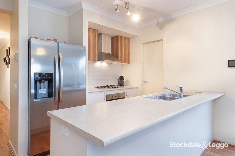 Photo - 27 Gateshead Street, Craigieburn VIC 3064 - Image 5